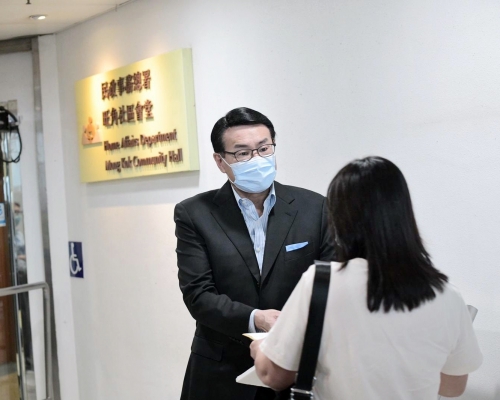在公眾論壇開始前,多個團體在場外請願。