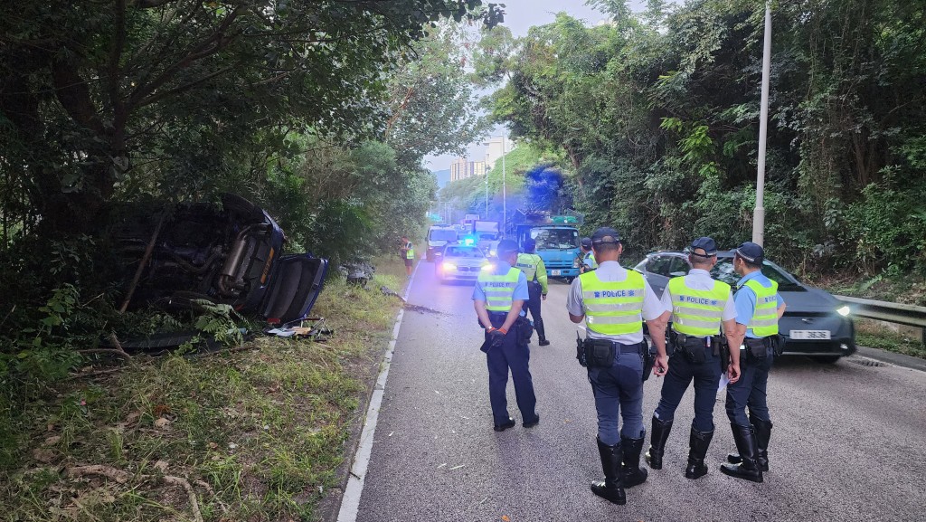 警員追查司機下落。