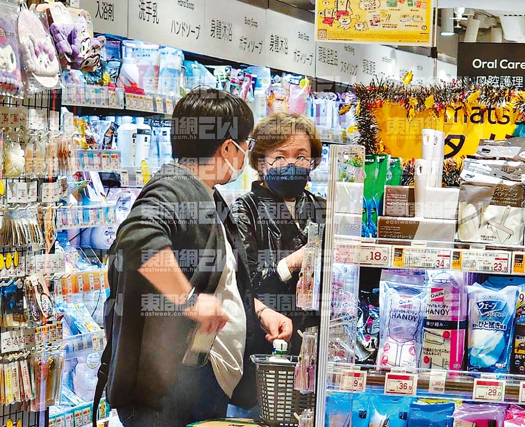 娥姐神情緊張狂掃除口臭產品！