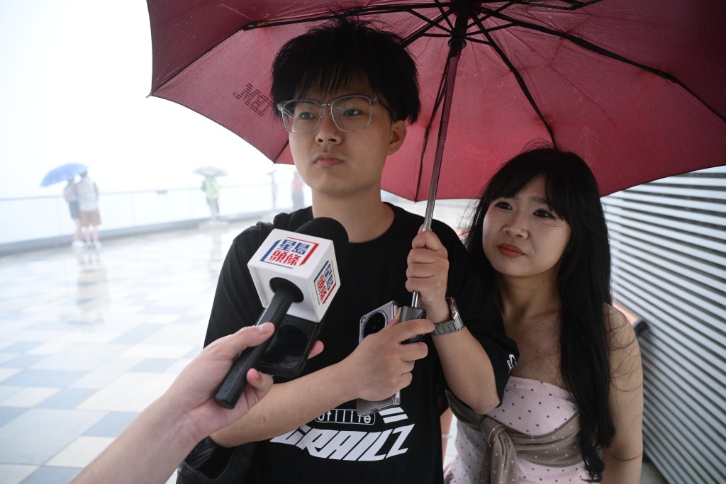 江門遊客黃先生與女友來港一日遊，他表示香港美食多，各景點「審美在線」。