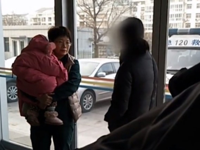 女嬰母親指沒有奶給嬰兒飲，也沒有錢養她，直言寧坐監，也不要孩子。 網圖
