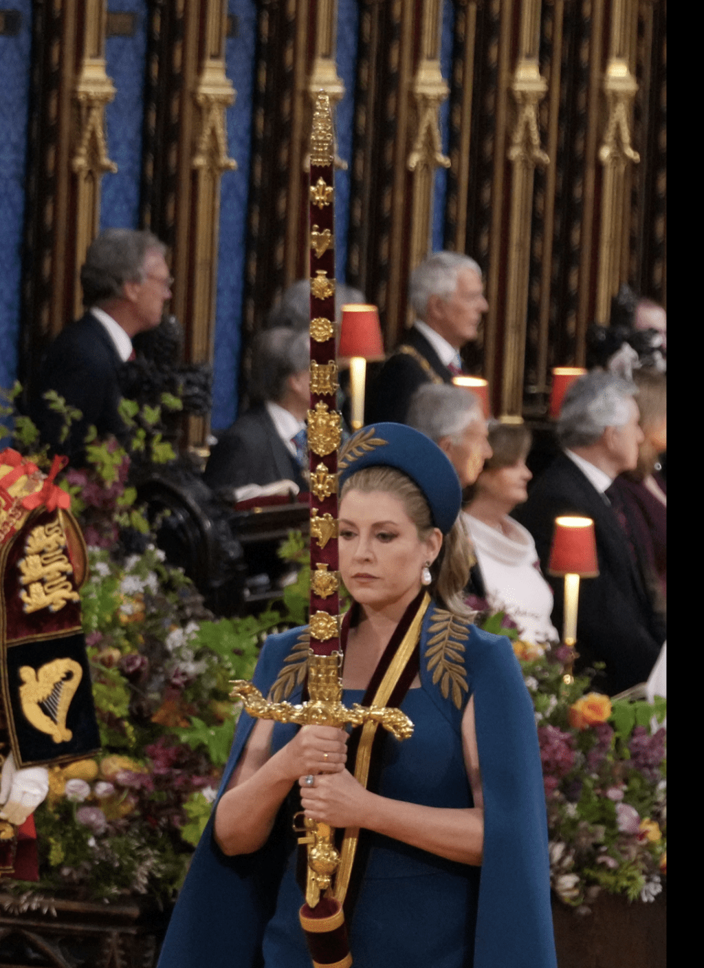 莫佩琳负责将一把镶有宝石、四英尺长和八磅重的「国家之剑」举着带入西敏寺教堂。路透社