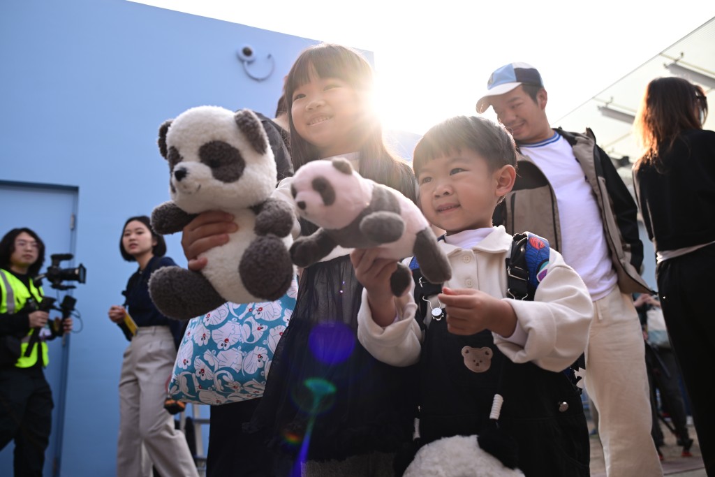 海洋公園因應「家姐細佬」特別推出每日早上9時半、一團40人，每人收費1500元的「貴賓團」。