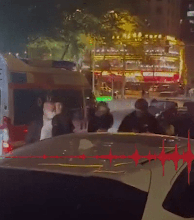 網傳影片顯示，大批黑衫男子集結在救護車旁。