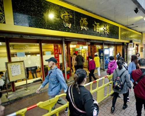 經營團餐的食肆每逢中午及晚餐都大排長龍，阻塞街道。