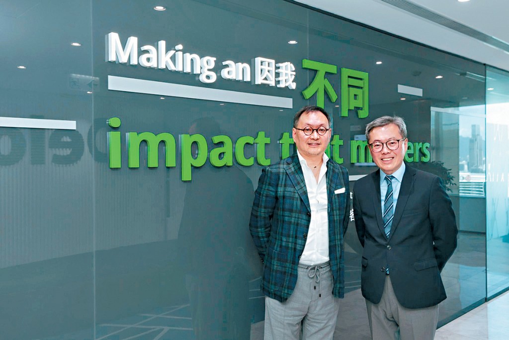何國樑(左)表示,預計本地中小型發展商違約事件或陸續有來,但相信問題不會像內房企業般嚴重。