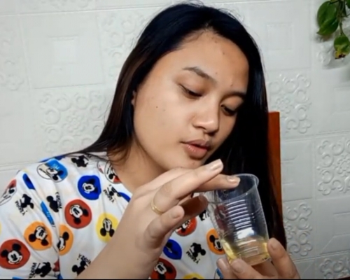 菲律賓網紅賽絲聲稱以尿液塗臉以去痘美白。網上影片截圖