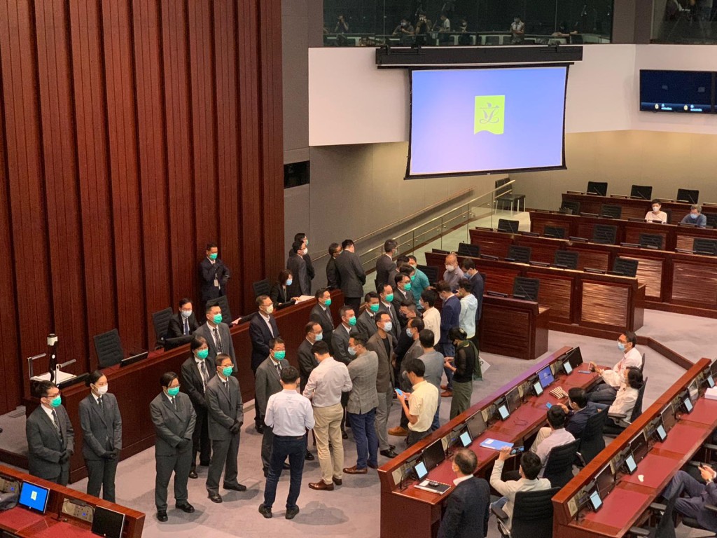 保安員築起人牆保護主席台。