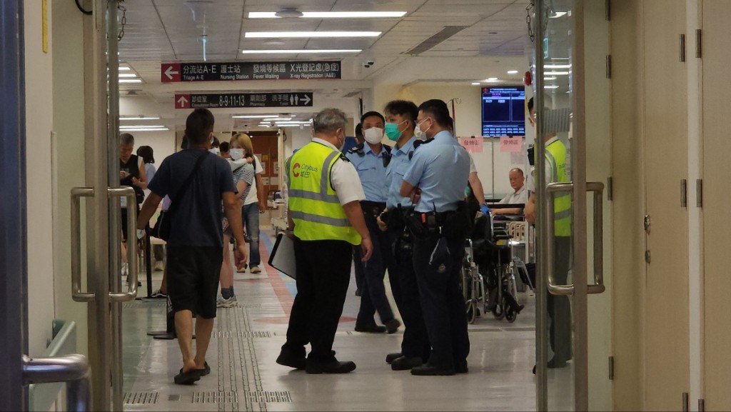 大批警員在醫院跟進意外。黃文威攝 大批警員在醫院跟進意外。黃文威攝
