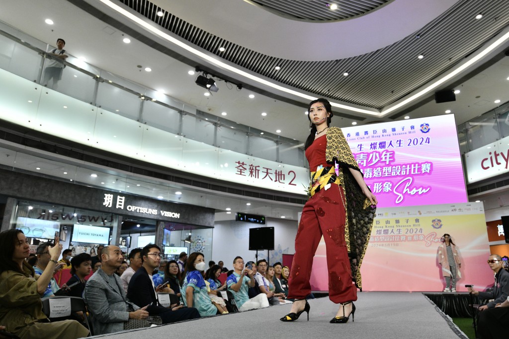 参赛者设计的发型、妆容和服装，由一班年轻专业模特儿展示。
