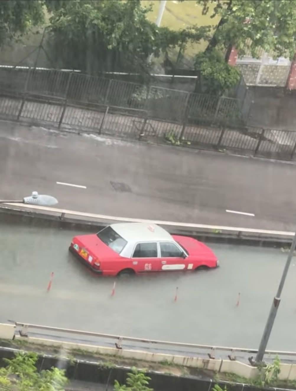 清水灣道近彩雲聖若瑟小學對出,有的士在積水中死火。 清水灣道近彩雲聖若瑟小學對出,有的士在積水中死火。