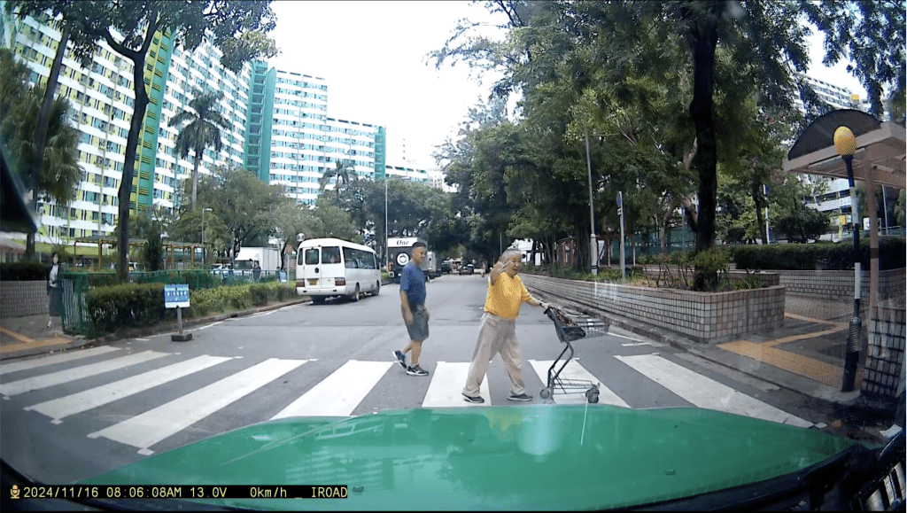 的士在斑馬線前停車讓路。網上片段截圖