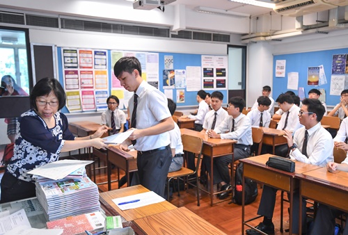 因為疫情關係,今日多校採取網上放榜。