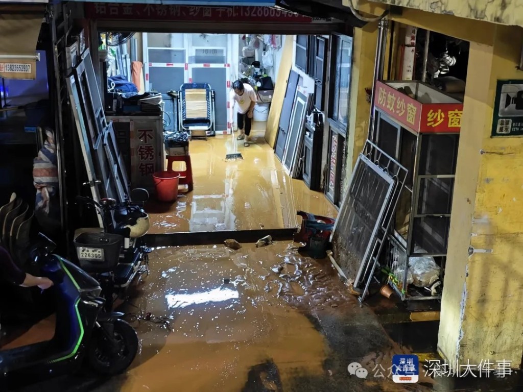 羅湖深夜有屋苑爆水管，多間商舖汽車被淹浸。南都N視訊