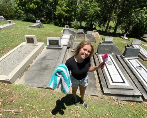 克里曼一周會到墓地兩至3次，用約1個小時清潔墓碑。網圖