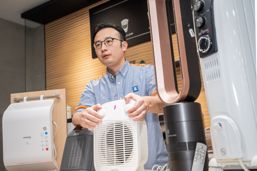 豐澤高級顧客服務顧問Chan Ming講解每種暖爐的特性。