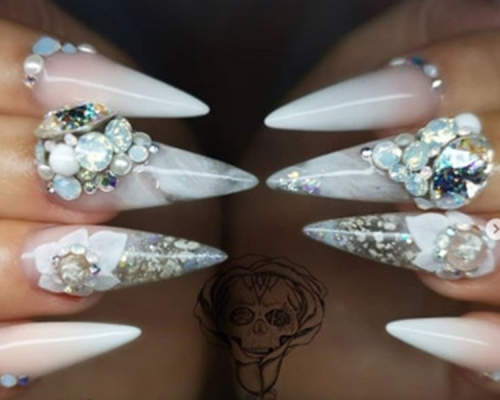 新娘夏洛蒂將亡父的骨灰裝飾在自己的水晶指甲上，感覺有如父親牽著她走在紅地毯上一樣。(網圖)