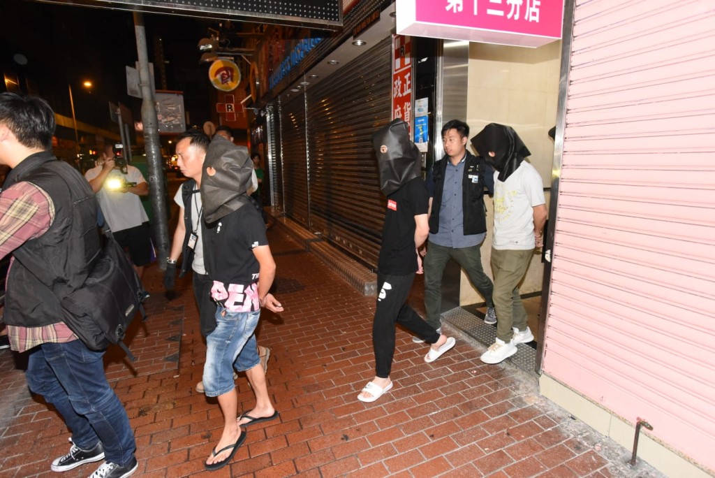 警方搗破旺角一個毒窟,12名男女被捕。