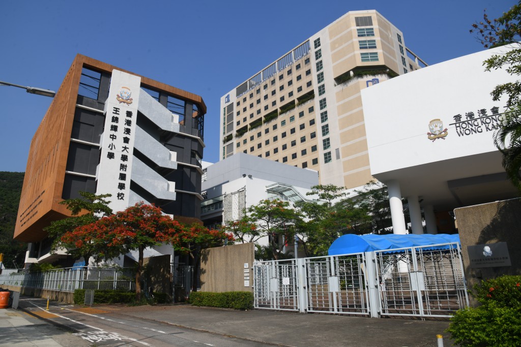 直資中學「叩門」學額普遍較官津中學多，如沙田區香港浸會大學附屬學校王錦輝中小學設有三十五個「叩門」額。