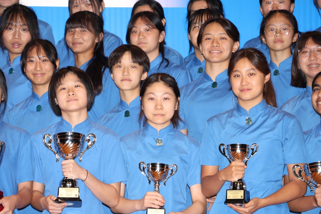 就读协恩中学的梁殷侨(前排中)首获「青苗奖」,次排右二是游泳小飞鱼李芯瑶在学界成绩优异,为香港取得团体总冠军的功臣之一。徐嘉华摄 就读协恩中学的梁殷侨(前排中)首获「青苗奖」,次排右二是游泳小飞鱼李芯瑶在学界成绩优异,为香港取得团体总冠军的功臣之一。徐嘉华摄