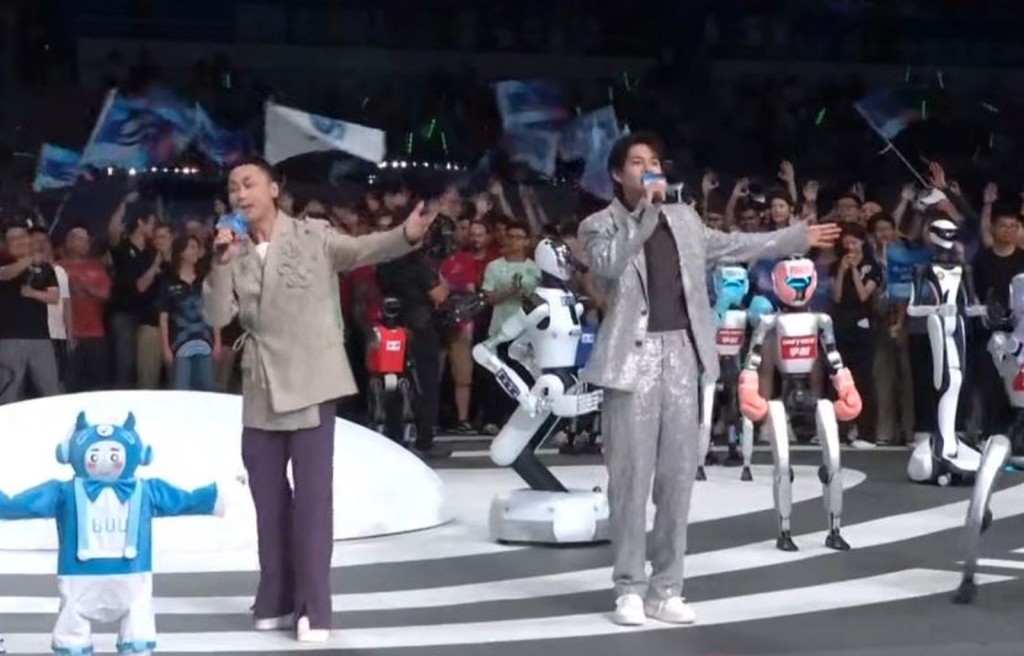 機械人與歌手同場表演。央視