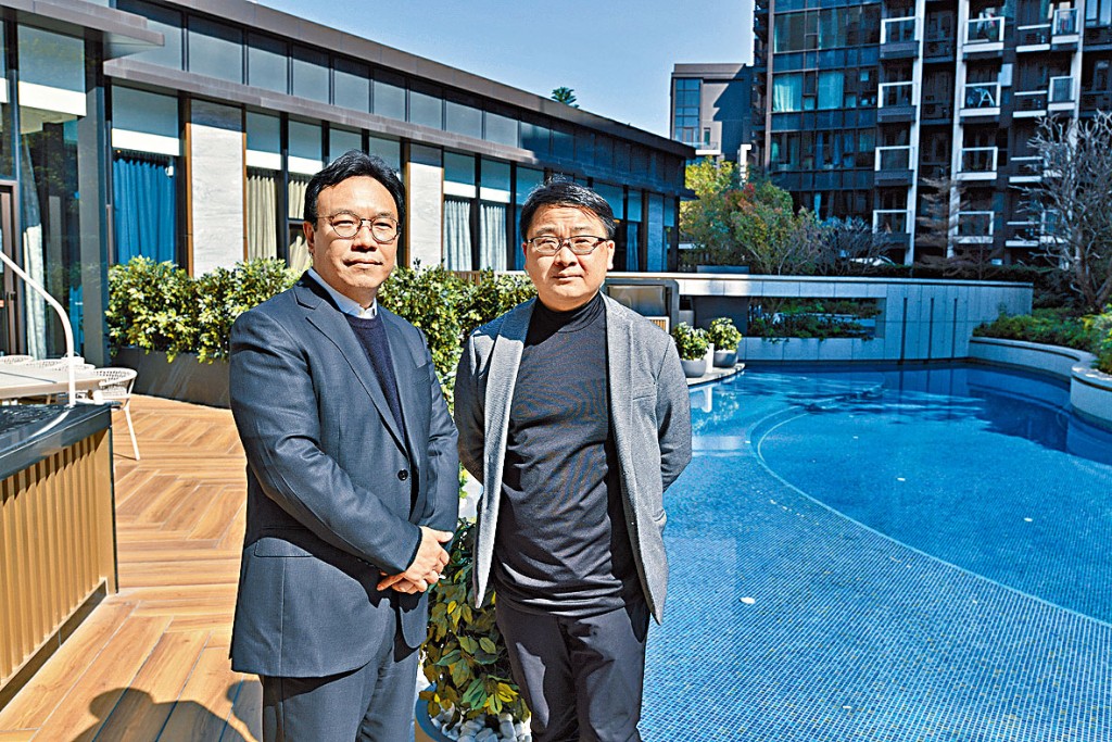 新地沈學雄（左）表示，濕地公園項目倚濕地公園而建，無論在施工，均須配合周邊環境。旁為新地建築設計總監黃展強。