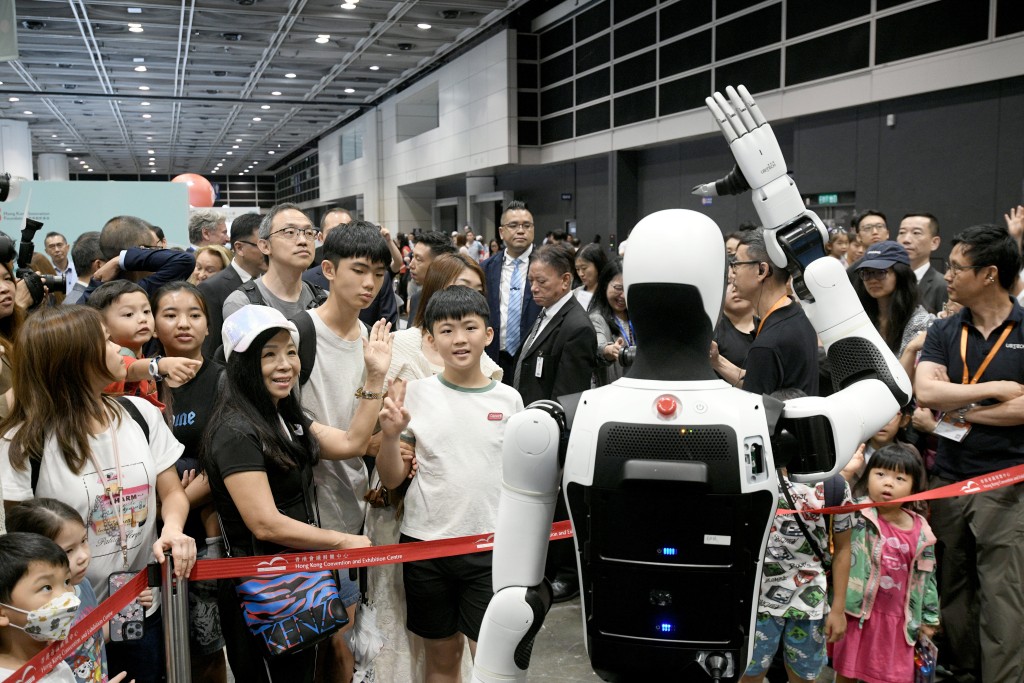 全球領先的具身智能機械人企業——優必選科技（UBTECH Robotics）帶來多款先進人形機械人與參觀者互動。陳浩元攝
