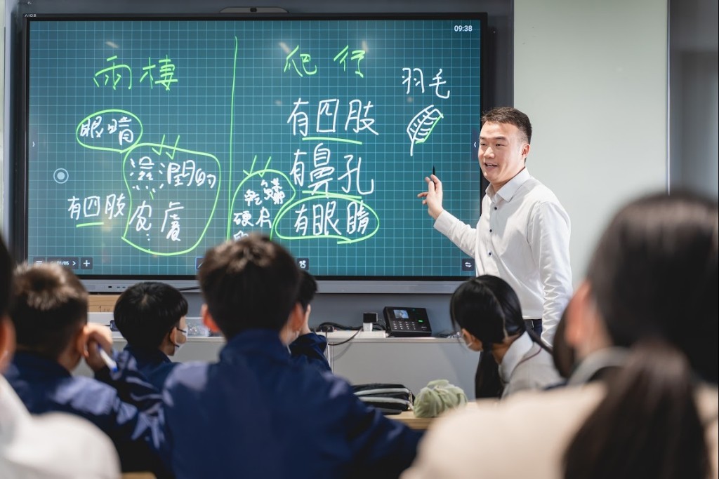 學生在課堂上學習兩棲類爬行動物的特性。 學生在課堂上學習兩棲類爬行動物的特性。