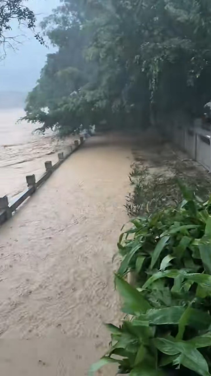 海南五指指連日暴雨，該市多地出現水浸。