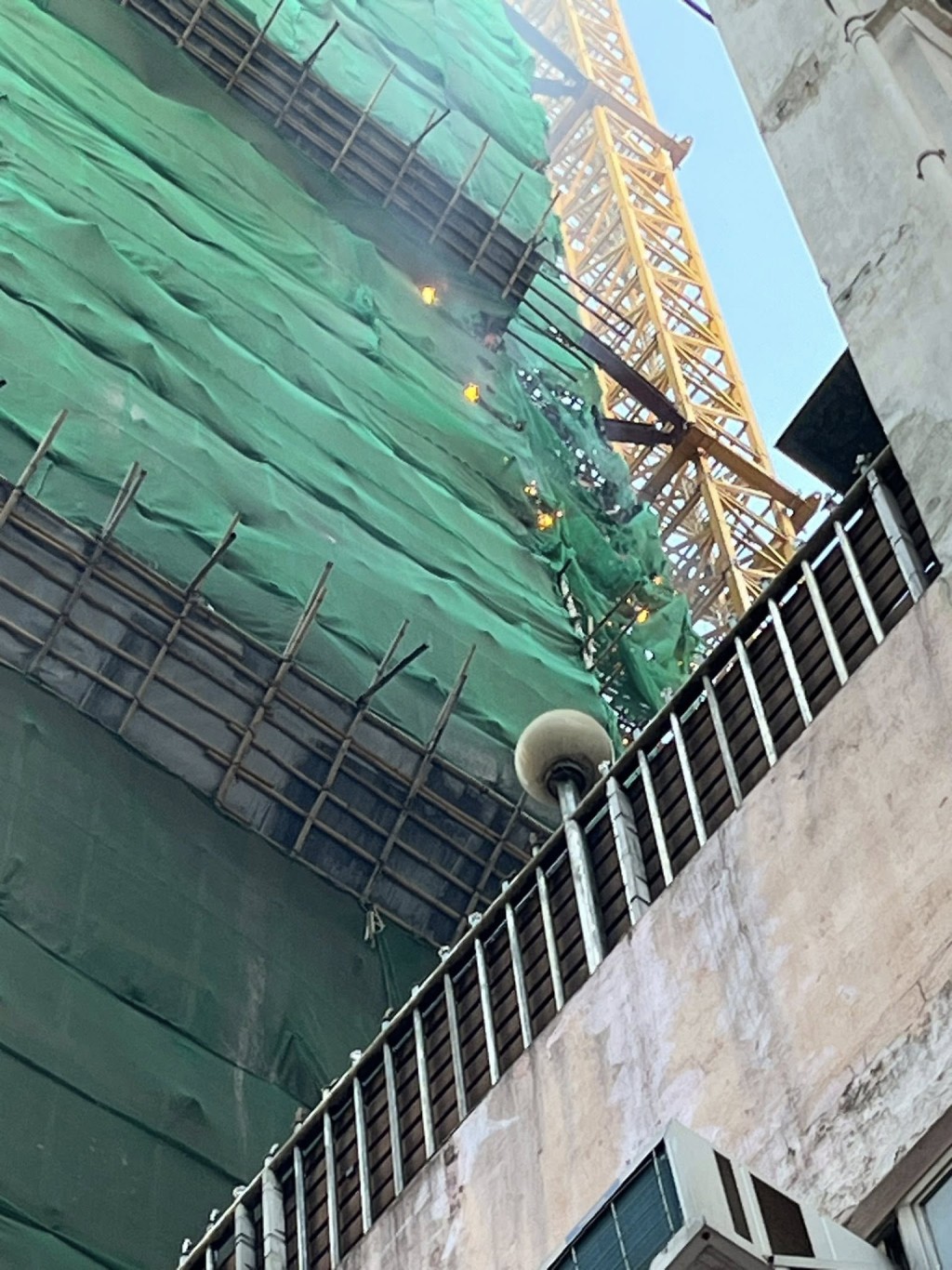 德輔道西328號一個建築中地盤的棚架突然起火冒煙。網上圖片 德輔道西328號一個建築中地盤的棚架突然起火冒煙。網上圖片