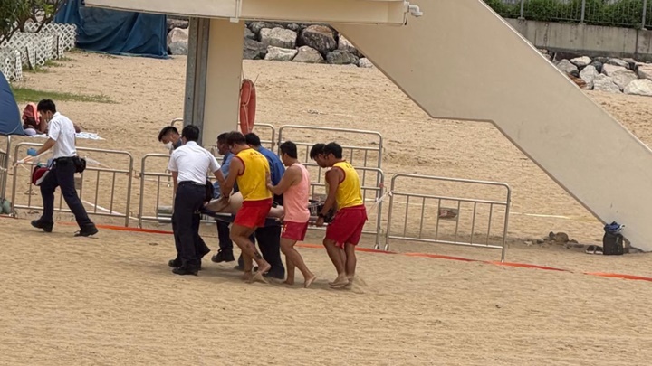 男泳客獲救後送院。 讀者提供 男泳客獲救後送院。 讀者提供