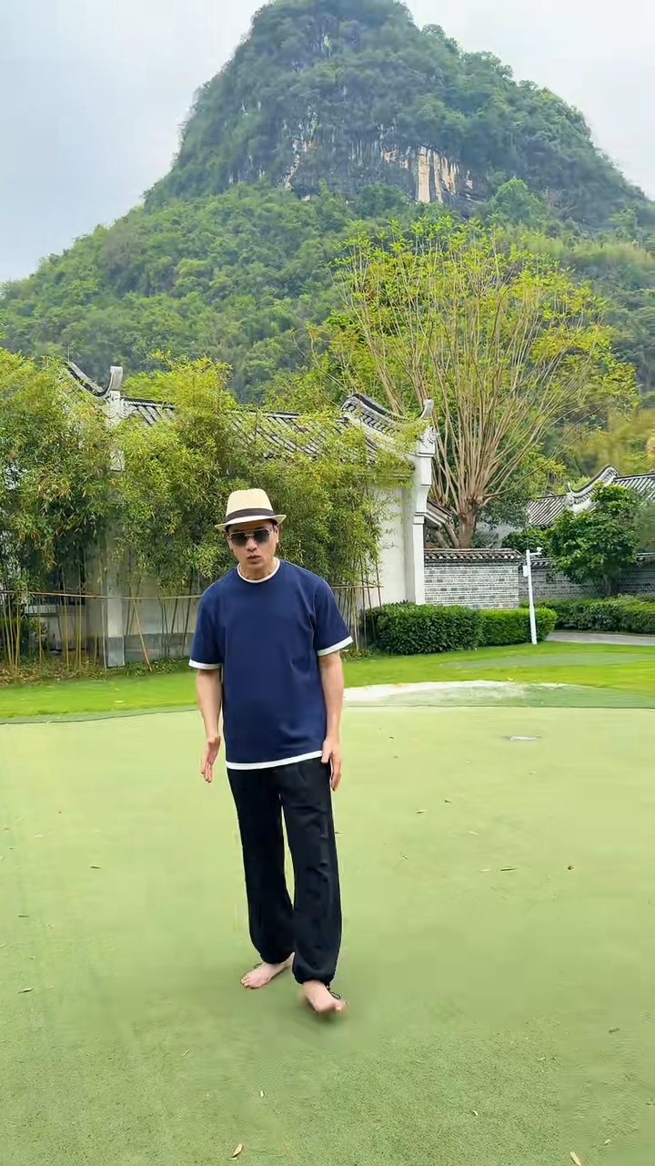 呂良偉即場示範赤腳站在草地上。 呂良偉即場示範赤腳站在草地上。