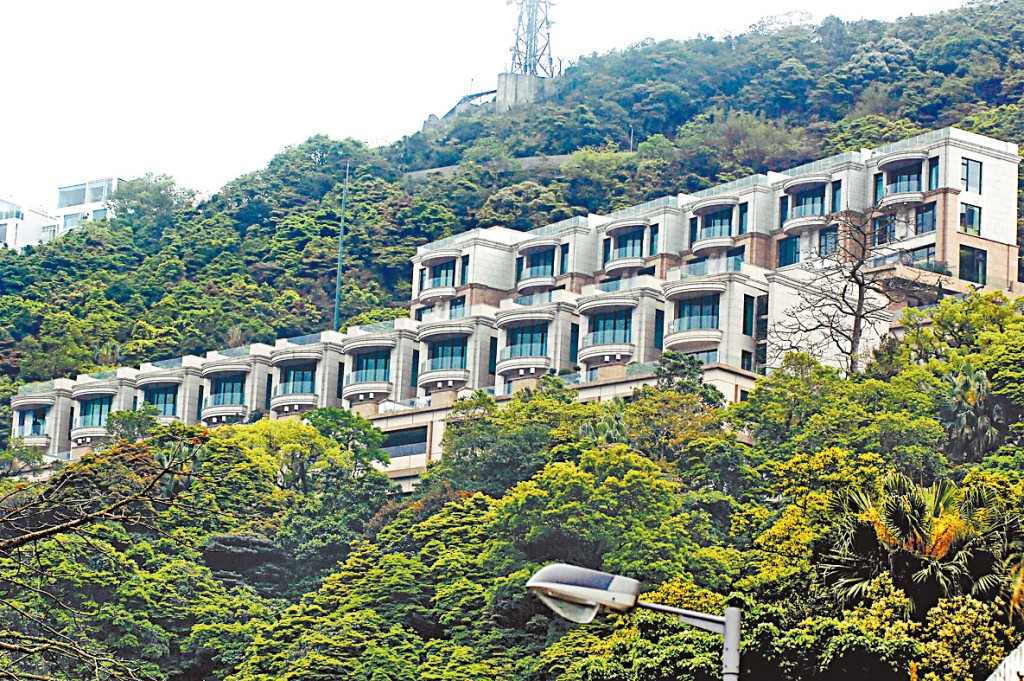 ■山頂倚巒洋房以2.4億易手，平均呎價約7.74萬，屬市價水平。