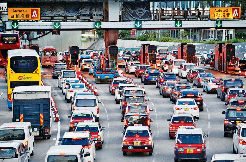 本港地少車多,泊車位長期供不應求,近年當局引入智能停車場。