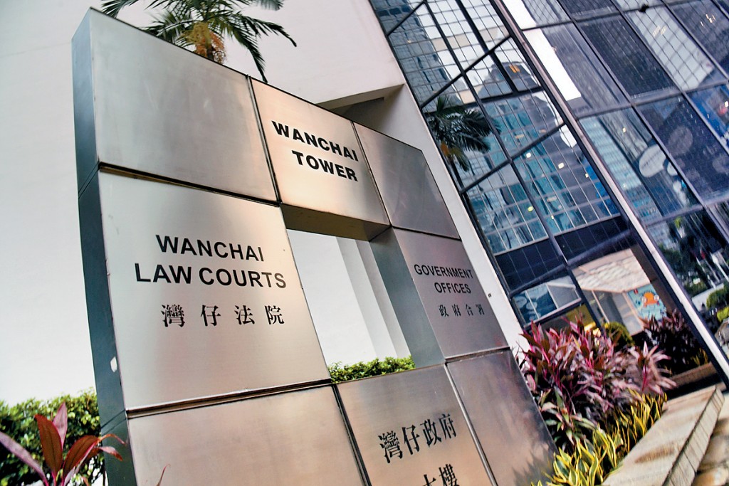 辯方指法官在審訊中「進入格鬥場」，在事主作供期間介入了48次，而法官亦似乎作出有利於事主的「預先裁定」。