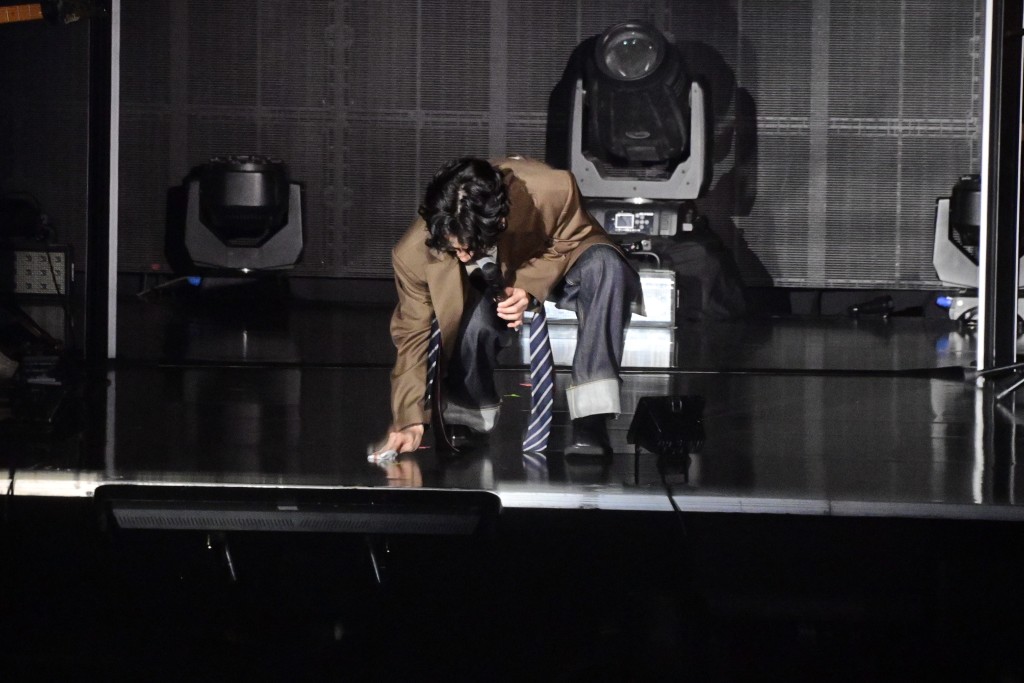 陈健安在台上哭成泪人。