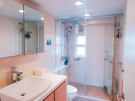 浴室設有獨立淋浴間，又有小面窗戶，有助排走濕氣。