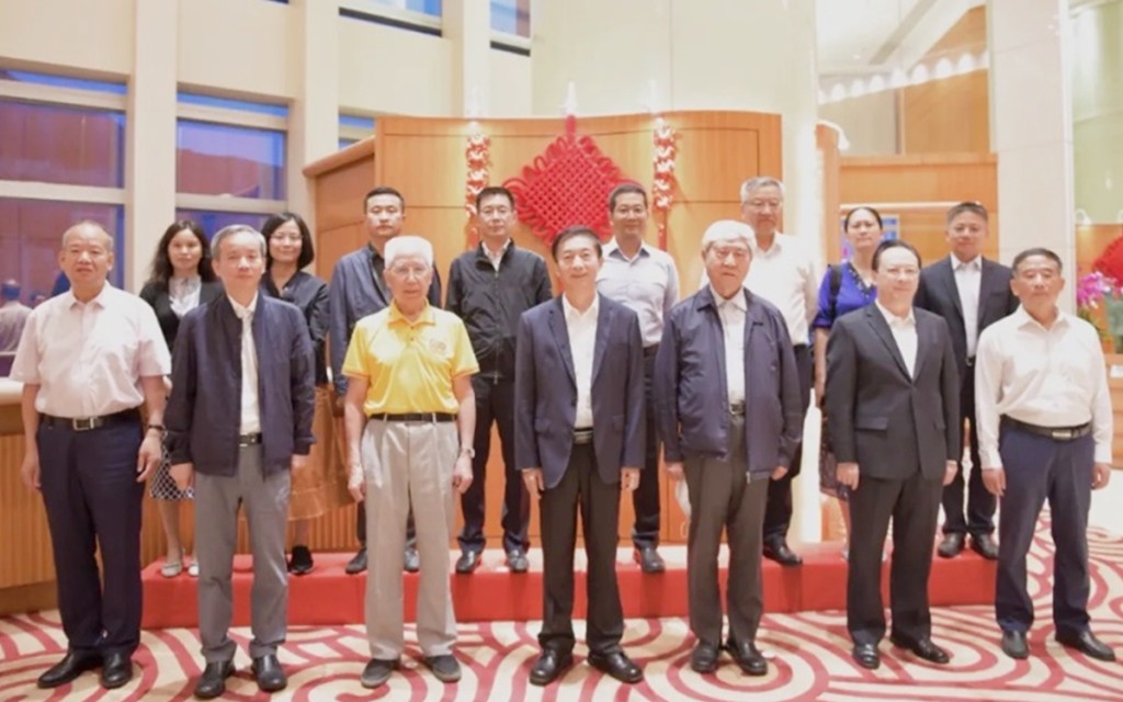 香港中聯辦主任駱惠寧（前排左四）與航天科學家訪港團會面。中聯辦相片