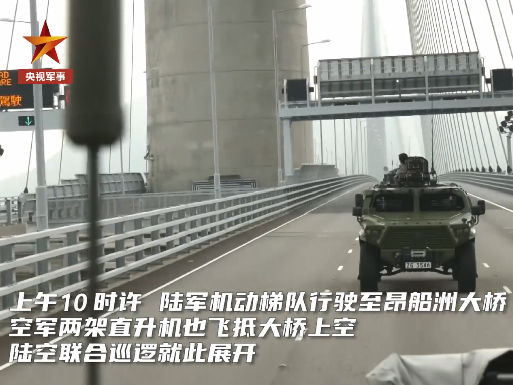 军车驶经昂船洲大桥。央视新闻