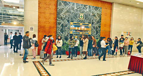 ■在養和醫院昨晚仍見有大批婦女排隊接受疫苗注射。