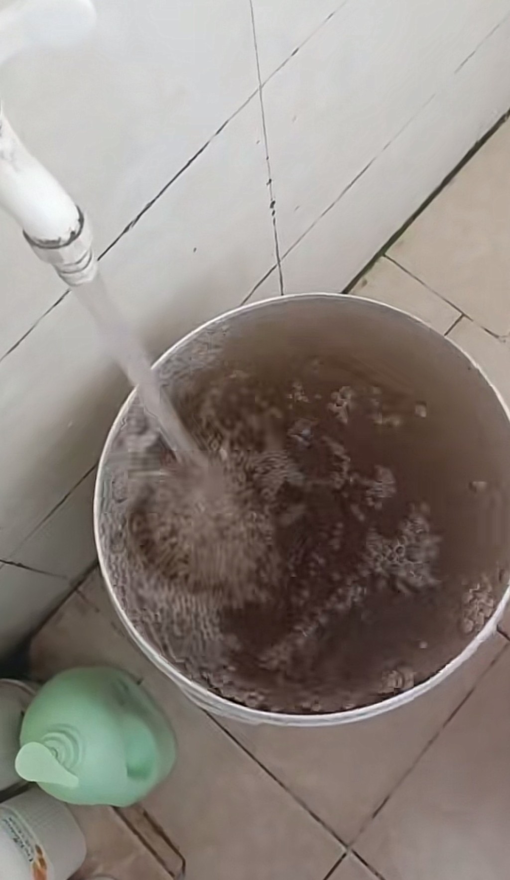 廣東江門多區自來水呈深黃帶異味。抖音@江海區群群美髮店 廣東江門多區自來水呈深黃帶異味。抖音@江海區群群美髮店
