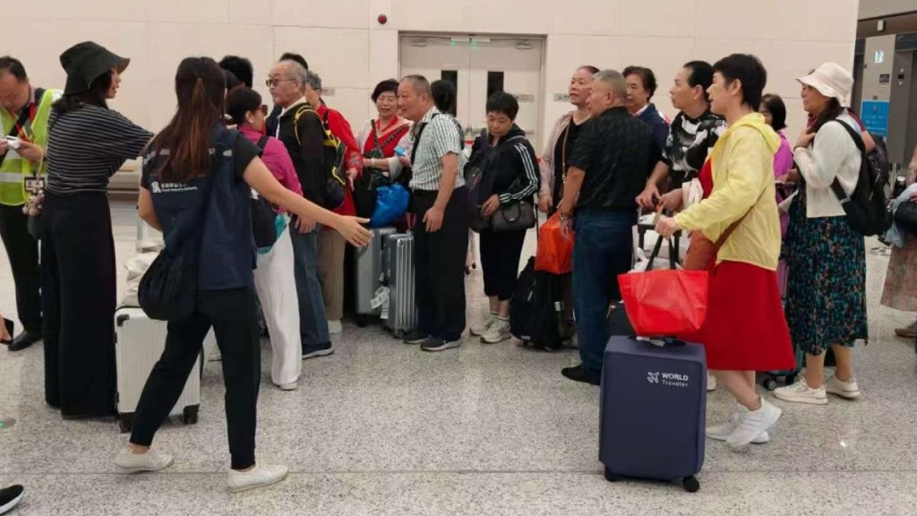 今早有旅行团从深圳经新皇岗口岸到香港。周正豪摄