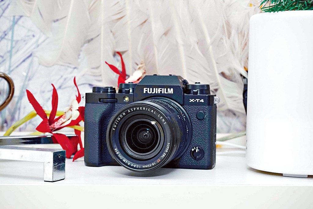 X-T4延續同系的復古機身設計，但重量比上代重了68g。