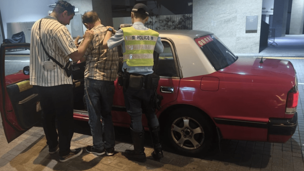 五一黄金周警方在机场及迪士尼放蛇打击黑的，共拘4司机。警方图片