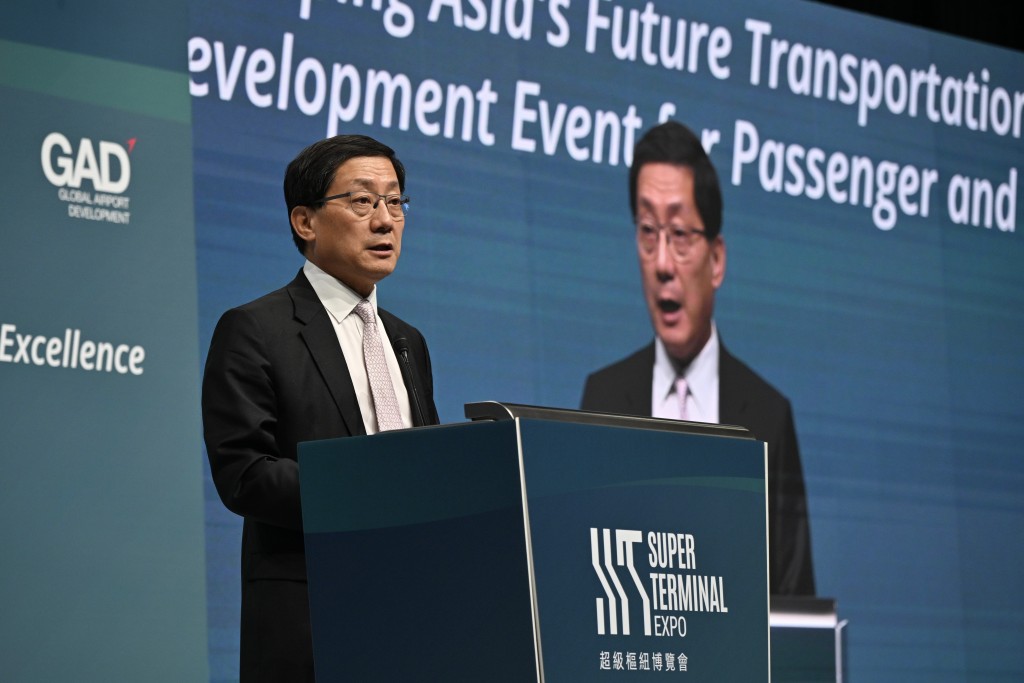 林天福致辭指,機場三跑道系統作為香港歷史上最大型的基建項目之一,為長遠航空業發展奠定基礎。 林天福致辭指,機場三跑道系統作為香港歷史上最大型的基建項目之一,為長遠航空業發展奠定基礎。