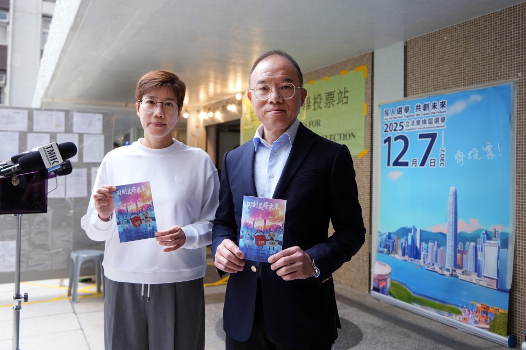 曾國衞及太太何珮珊,約早上9時半到太古一個票站投票。吳艷玲攝 曾國衞及太太何珮珊,約早上9時半到太古一個票站投票。吳艷玲攝