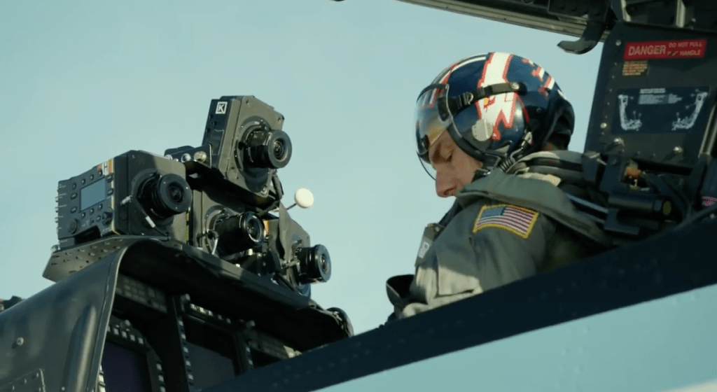 湯告魯斯近年重拍《壯志凌雲》，在戲中同樣駕駛戰機。電影截圖