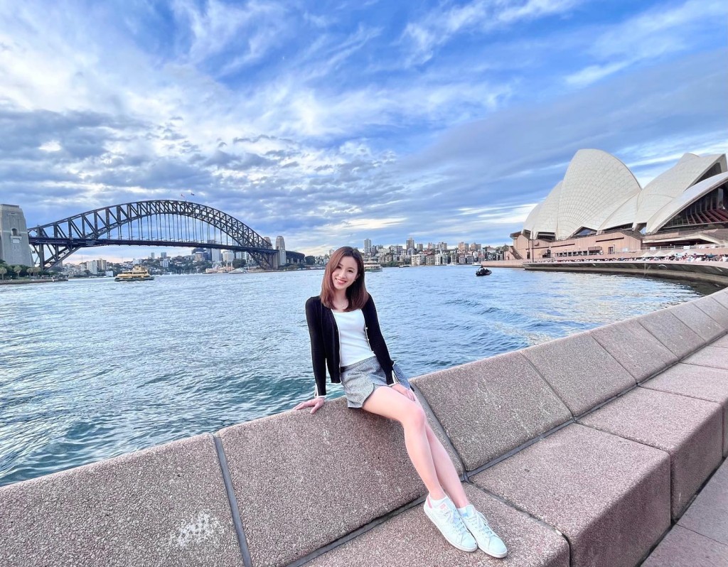 到悉尼旅游又晒条长美腿。  ​
