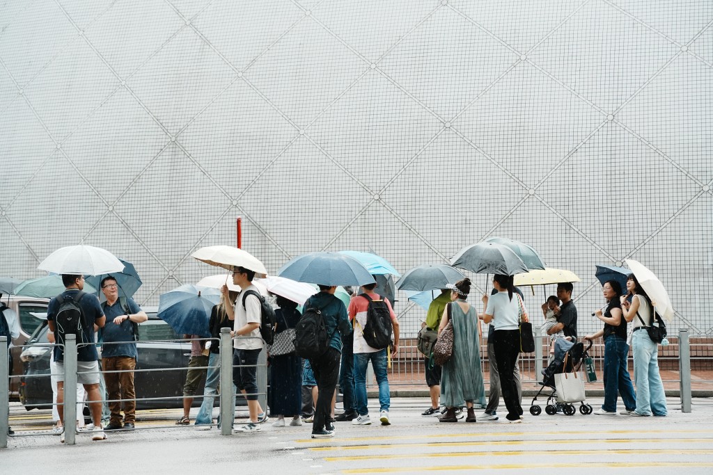 下周一(4月6日)同樣大致多雲，間中有驟雨及幾陣狂風雷暴。資料圖片