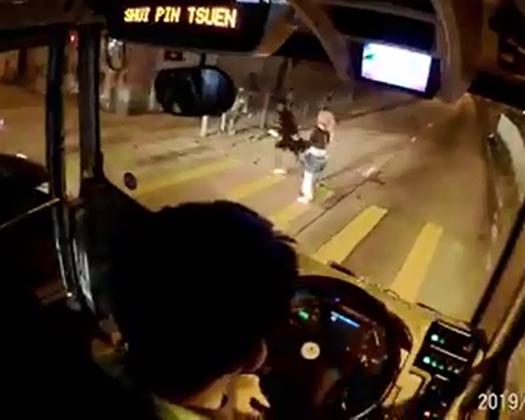 男方直奔馬路,女方呆了一下反應不來。網民Charlie Chung/馬路的事討論區 facebook